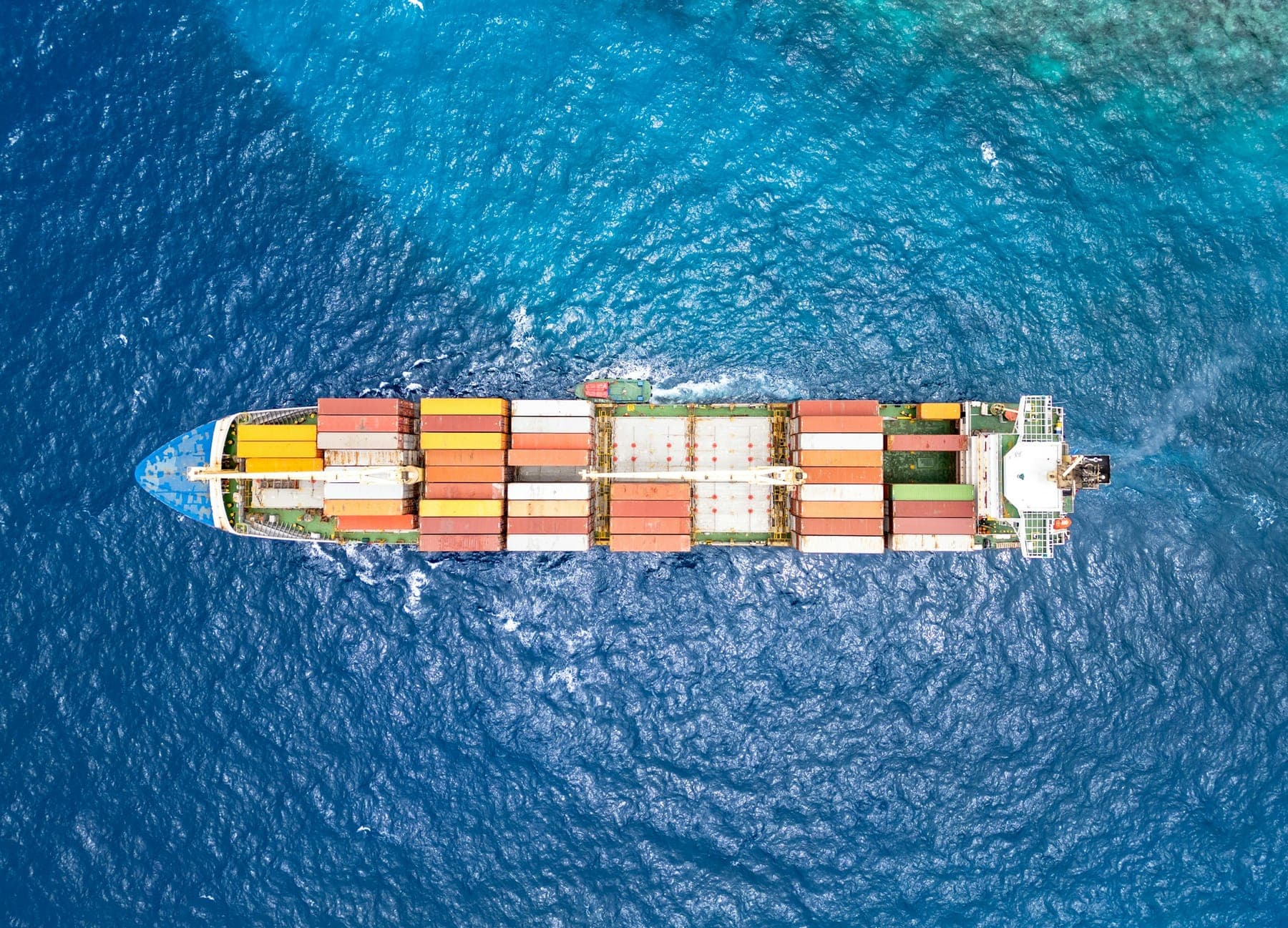 Navio porta-contêineres visto de cima em mar aberto